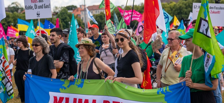 Para aktywistów klimatycznych w ramach protestu blokowała ruch drogowy. Na wakacje polecieli... samolotem