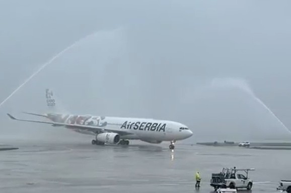 (VIDEO) ISTORIJSKI MOMENAT Avion "Er Srbije" sleteo u Toronto, svečano dočekan: Posle 34 godine obnovljena direktna veza između Srbije i Kanade