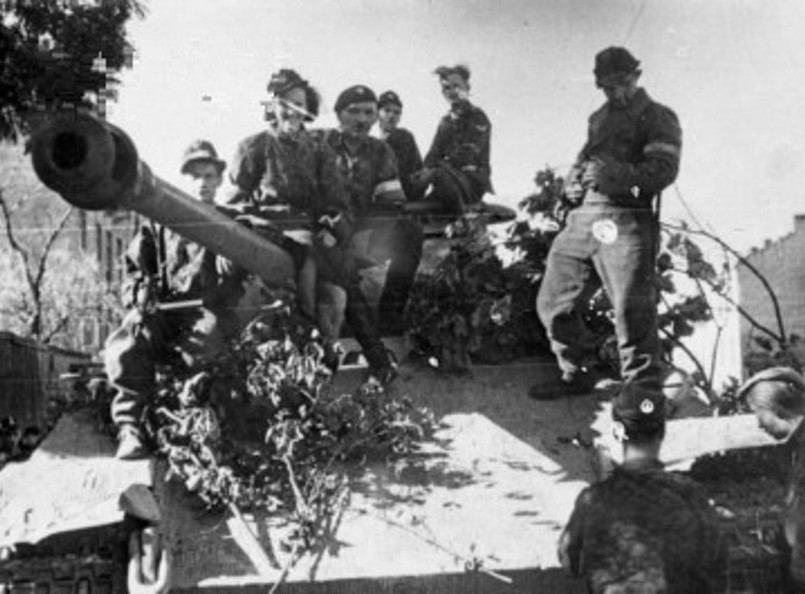 Żołnierze plutonu pancernego "Wacek" batalionu AK "Zośka" na zdobytym niemieckim czołgu Pantera w okolicach ulicy Okopowej