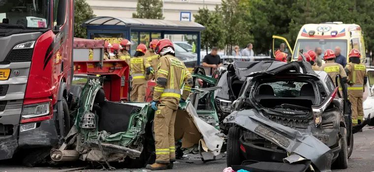 Ciężarówka taranuje samochody. Nagranie z karambolu w Bydgoszczy