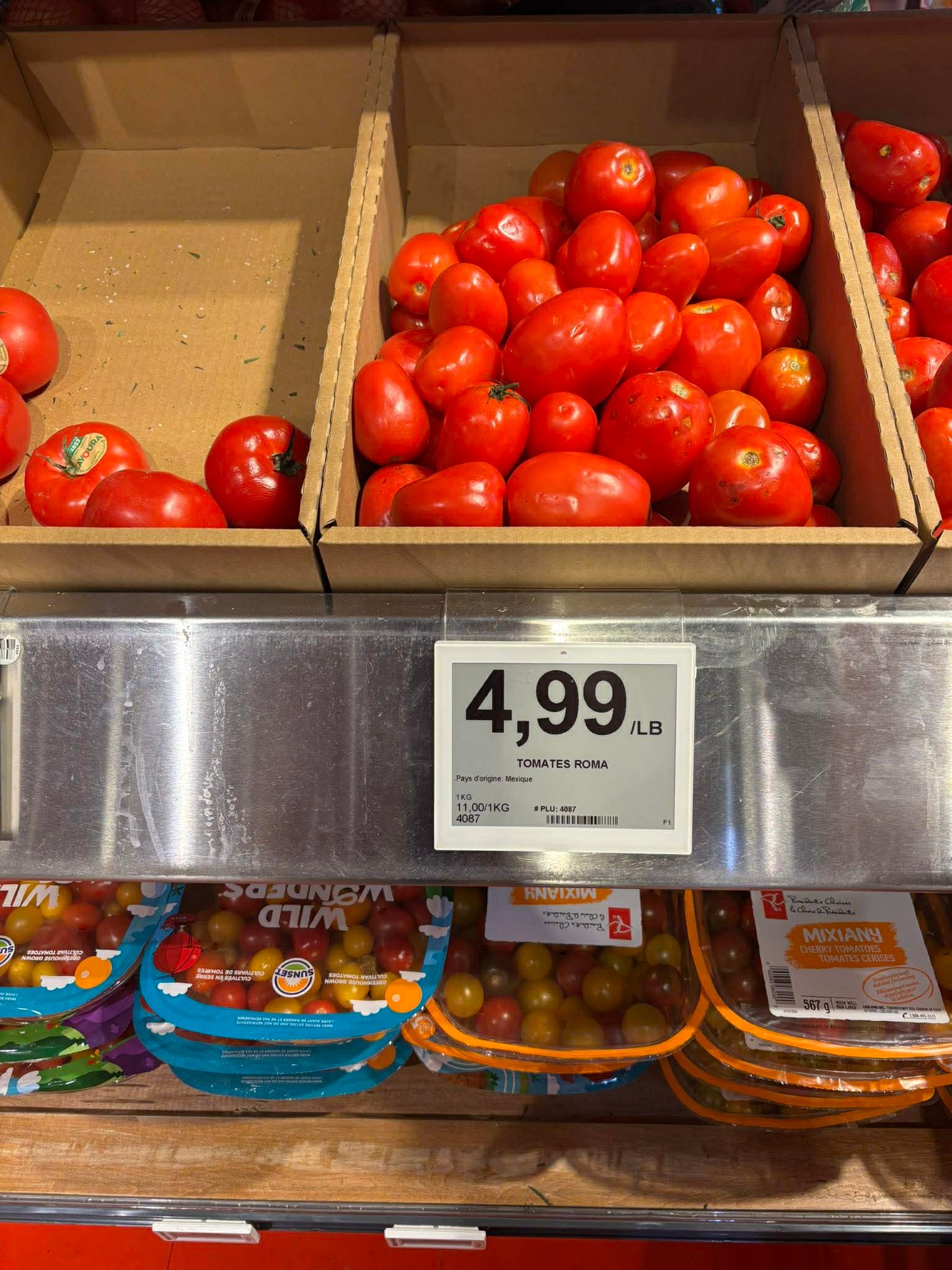 Monika nám poslala fotky z kanadského supermarketu. 