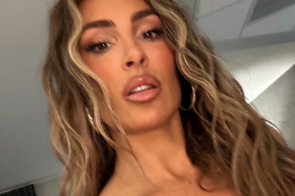 GOLA SENIDAH Fotografija pevačice iz tuš kabine: Pridržavala grudi i opalila selfi