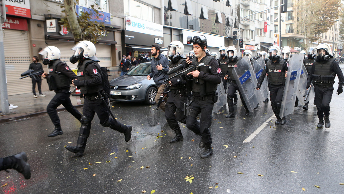 Policja w Stambule użyła dzisiaj armatki wodnej i gazu łzawiącego przeciwko demonstrantom, usiłując zablokować im drogę do redakcji opozycyjnej gazety, której pracownicy zostali aresztowani - informuje Reuters.