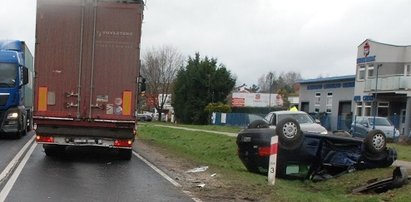 Niebezpieczna kolizja TIR-a i osobówki. Wszystko przez nieuwagę starszego kierowcy