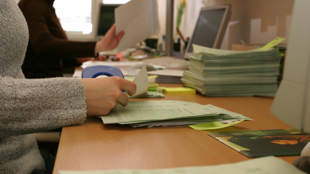 Naukowcy za pomocą specjalnych aplikacji chcą zachęcić urzędników do używania prostszego i bardziej zrozumiałego języka – informuje "Rzeczpospolita".