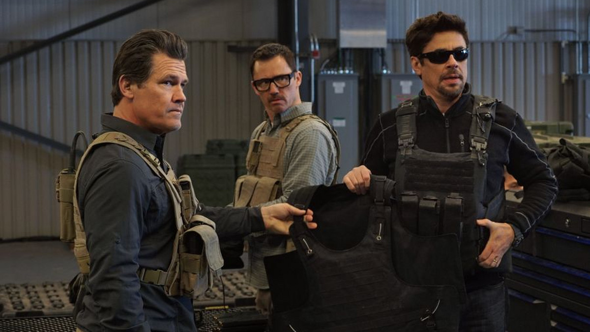 Sequel "Sicario" jednego z najlepszych i najbardziej wstrząsających thrillerów roku 2016, "Sicario 2: Soldado", wejdzie na ekrany kin już 20 lipca. W filmie znów zobaczymy Benicia del Toro i Josha Brolina. W amerykańskich mediów pojawiają się informacje o trzeciej części filmu i wielkim powrocie Emily Blunt do obsady.