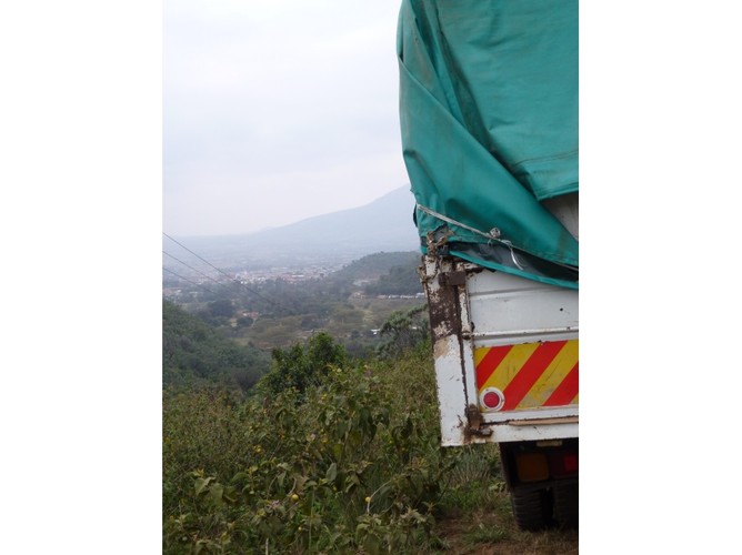 Z Nairobi do parku Masai Mara prowadzi tylko jedna droga. Na zdjęciu wielokilometrowy korek spowodowany wywróceniem się ciężarówki.