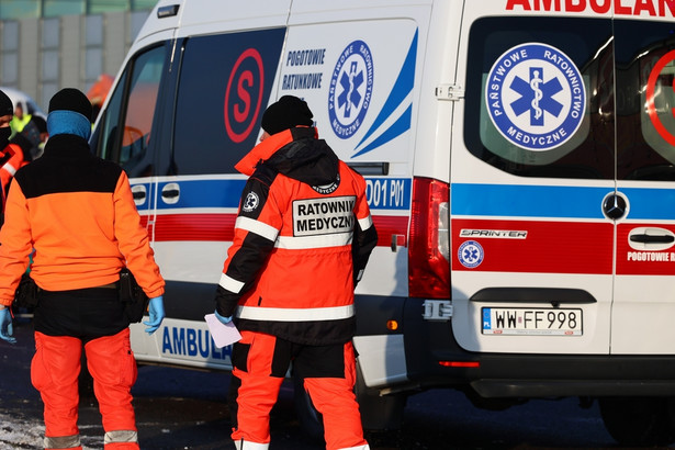 Mężczyzna uderzył ratownika, policjanta i zniszczył karetkę