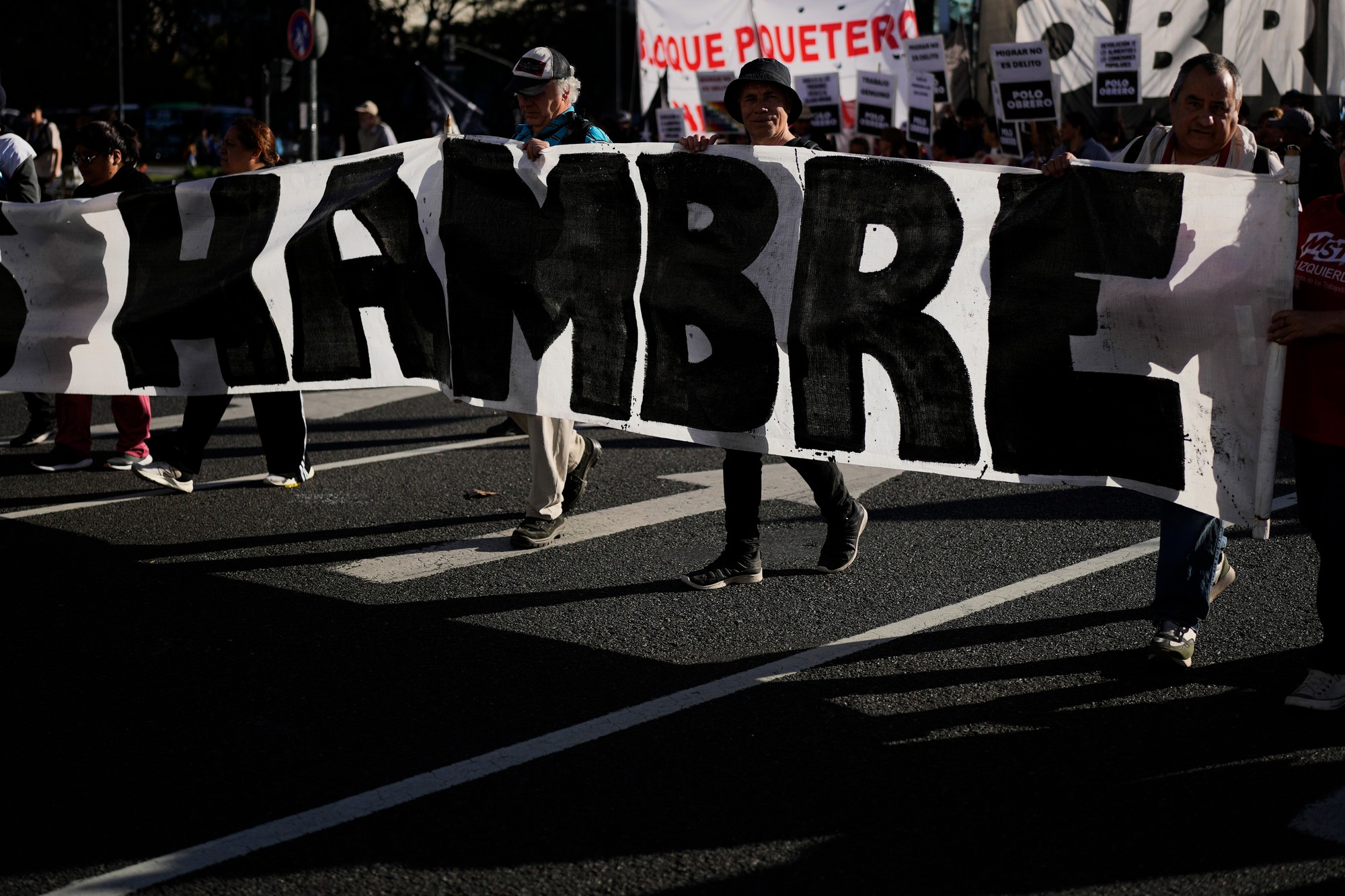 Desaťtisíce ľudí zaplnili Buenos Aires na protest proti škrtom prezidenta Javiera Mileia.