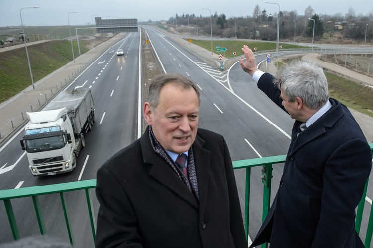 Zachodnia obwodnica Lublina jest dwujezdniową droga ekspresową z dwoma pasami ruchu oraz rezerwą na trzeci pas. Na odcinku powstało dwanaście obiektów inżynierskich: wiadukty i mosty, kładka dla pieszych i rowerzystów oraz przejście dla dużych zwierząt, podsumowano w komunikacie.
<br><br>

Na zdjęciu: Generalny Dyrektor Dróg Krajowych i Autostrad Jacek Bojarowicz (L) i podsekretarz stanu w Ministerstwie Infrastruktury i Budownictwa Jerzy Szmit (P)