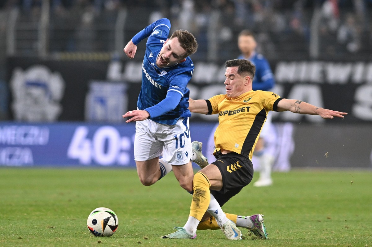 Zawodnik Lecha Poznań Patrik Walemark (L) i Marcin Wasielewski (P) z GKS Katowice w meczu 16. kolejki piłkarskiej Ekstraklasy