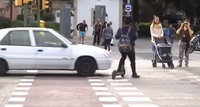 Interjút adott az e-rolleres a helyes közlekedésről: rögtön utána átment a piroson és elütötte egy autó - videó