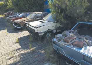 Ile może ważyć czternaście przeżartych rdzą samochodów?