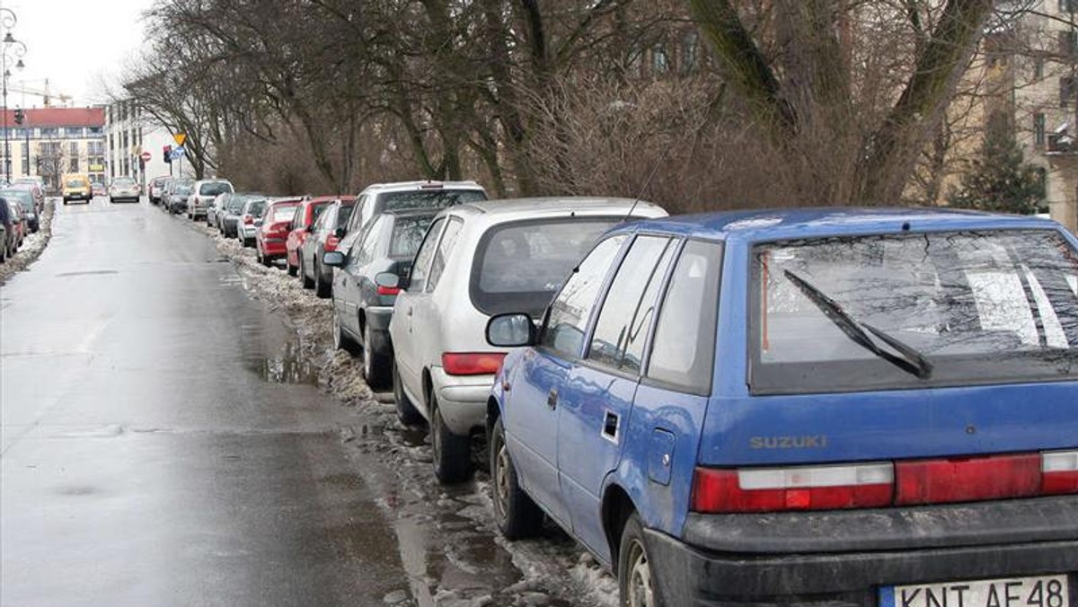 Nowy pomysł urzędników. Chcą walczyć ze smogiem... rozszerzając strefę płatnego parkowania. Opłaty za postój pobierane mają być na Grzegórzkach, na al. Powstania Warszawskiego, a nawet przy nasypie kolejowym na ul. Lubicz.