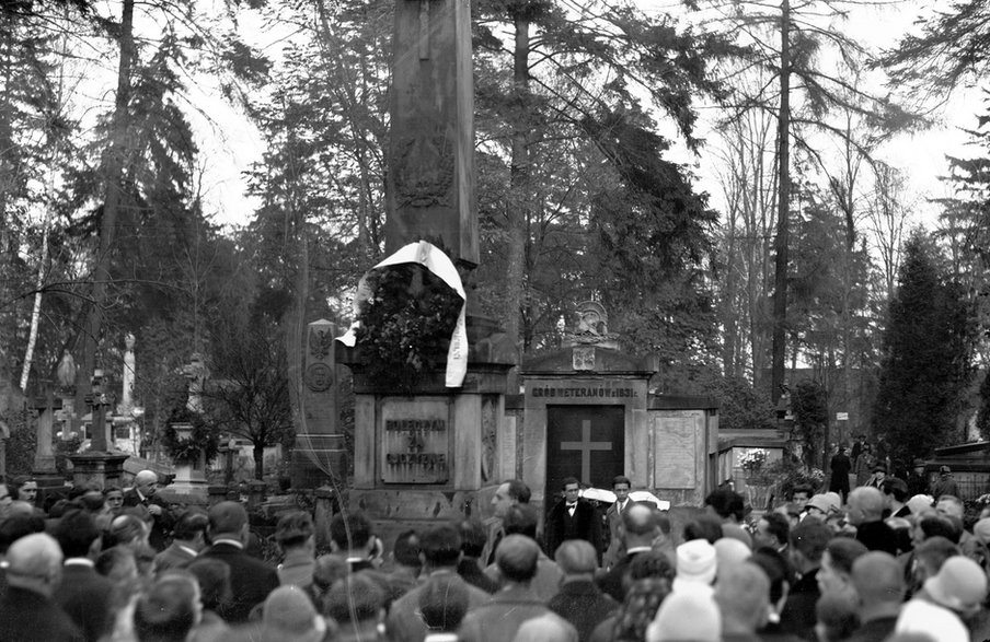 Złożenie kwiatów pod pomnikiem powstańców styczniowych i listopadowych na cmentarzy Rakowickim. 1928 rok. Źródło: NAC.