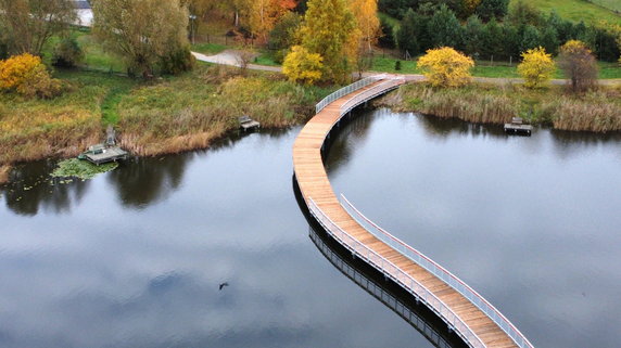 Jest kręta. Promenada przez jezioro Głęboczek w Tucholi