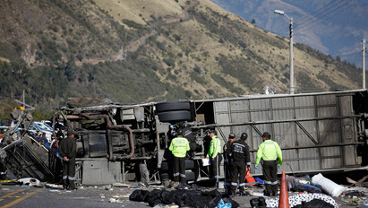 Horrorbaleset: rengetegen meghaltak a szurkolókat szállító kisbuszban – Fotók a tragédiáról