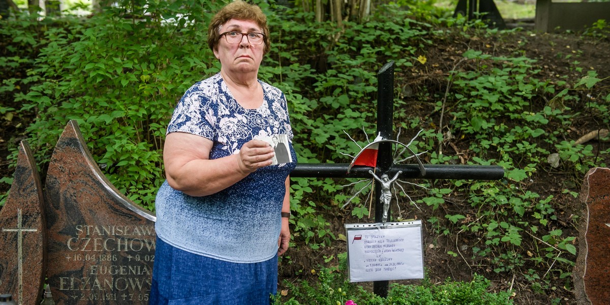 Halina Bernat przy grobie żołnierza 