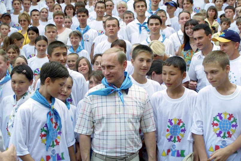 Po aneksji Krymu przez Rosję zmienił się charakter znajdującego się w miejscowości Gurzuf obozu, w którym umieszczono uchodźców ukraińskich, którzy pragną zmienić obywatelstwo. W przeszłości ośrodek odwiedzany był przez przywódców politycznych, artystów, osobistości ze świata nauki i sportu. W obozie można było zobaczyć m.in. Władimira Putina, Nikitę Chruszczowa, Jurija Gagarina, szachistę Michaiła Tala czy Aleksandra Kwaśniewskiego. O obozie pisał też Marian Brandys, który odwiedził Artek i w 1953 opublikował książkę "Wyprawa do Arteku. Notatki z podróży do ZSRR".