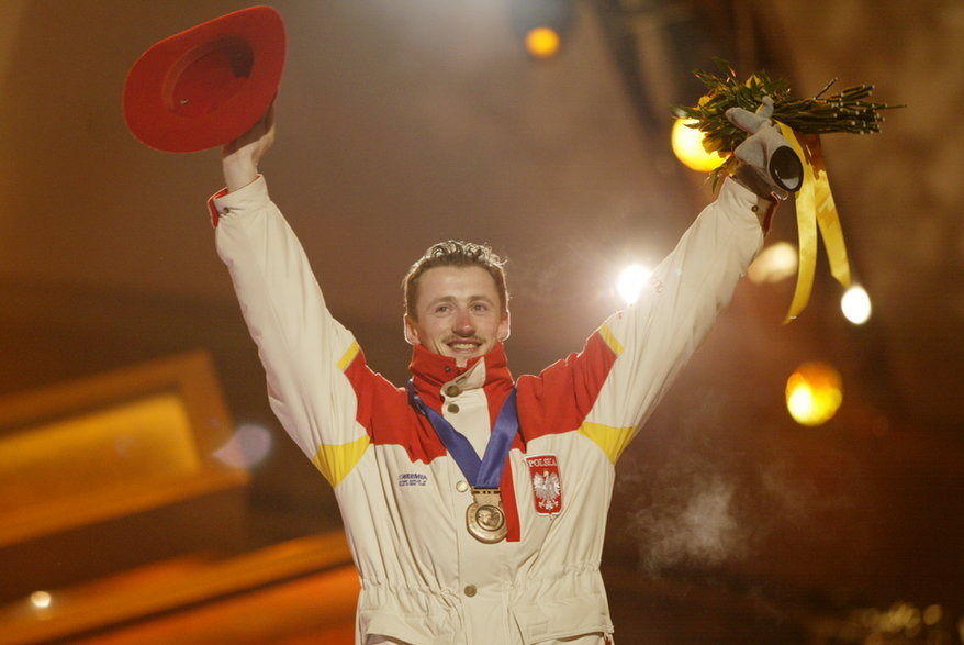 Adam Małysz z medalem IO 2002