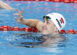 Katarzyna Wasick na podium mistrzostw świata w pływaniu