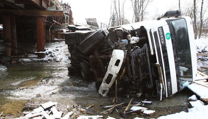 Transport gwoździ wpadł do rzeki