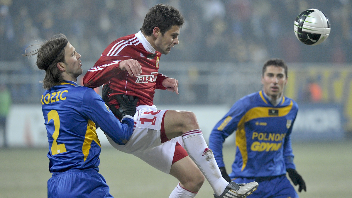 Arka Gdynia przegrała z Wisłą Kraków 0:1 (0:0) w meczu 16. kolejki piłkarskiej Ekstraklasy. Bohaterem spotkania został Patryk Małecki, który zdobył piękną bramkę w 89. minucie spotkania.