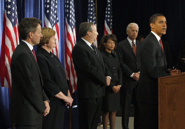 Obama przedstawia w Chicago swoją ekipę ekonomiczną: od lewej: Timothy Geithner, Christina Romer, Lawrence Summers, Melody Barnes I wiceprezydent-elekt Joseph Biden