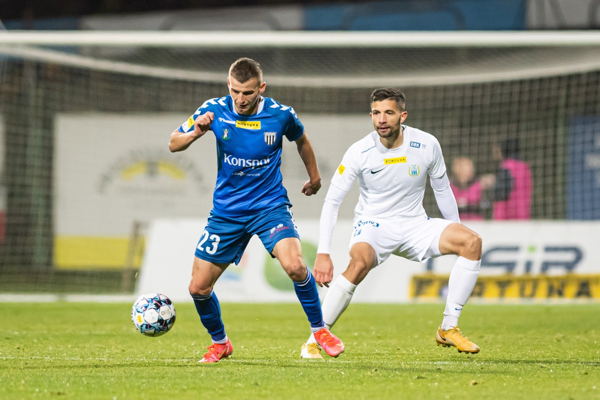 Piłkarz Sandecji Nowy Sącz Jakub Zych (L) i zawodnik Stomilu Olsztyn Jonatan Straus (P) podczas meczu czternastej kolejki 1 ligi