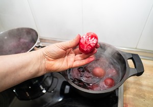 Ako farbate jaja u lukovini, obavezno dodajte ovu biljku za jaču crvenu boju 