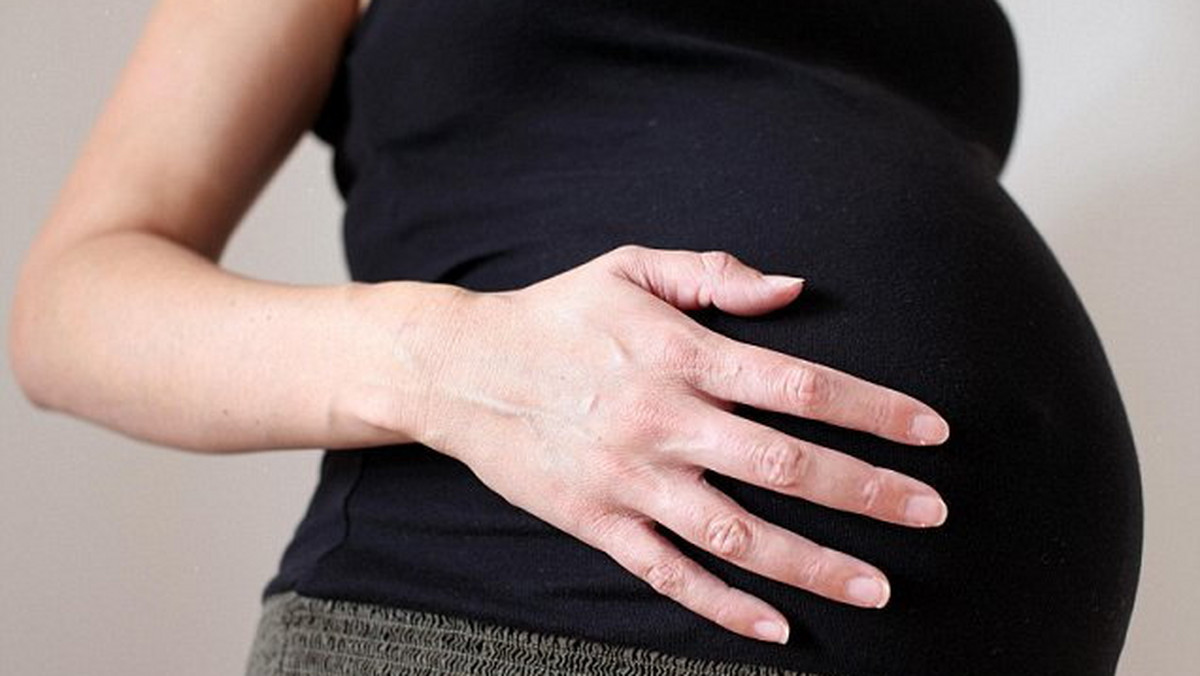 Zwykło się mówić, że kobieta w ciąży powinna jeść za dwoje. Naukowcy alarmują jednak, że to nie do końca prawda. Wzrasta bowiem liczba kobiet w ciąży z nadwagą, co może niekorzystnie wpływać na dziecko.