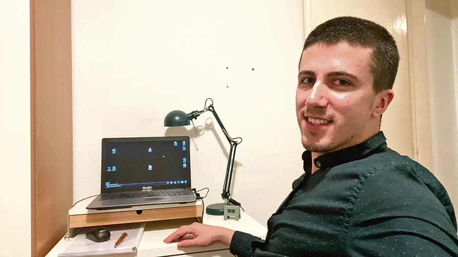 Diplomirao je 18. novembra sa čistom desetkom. Pre nje u indeksu, kao prosečna ocena, zavedeno je 8,2