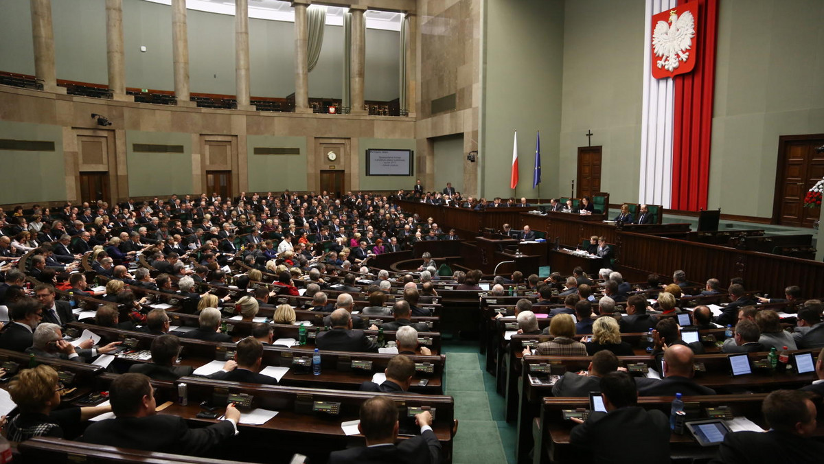 Sejm znowelizował w środę ustawę o systemie zarządzania emisjami gazów cieplarnianych. Zmiany mają usprawnić finansowanie zielonych inwestycji w Polsce ze sprzedaży jednostek emisji gazów cieplarnianych.