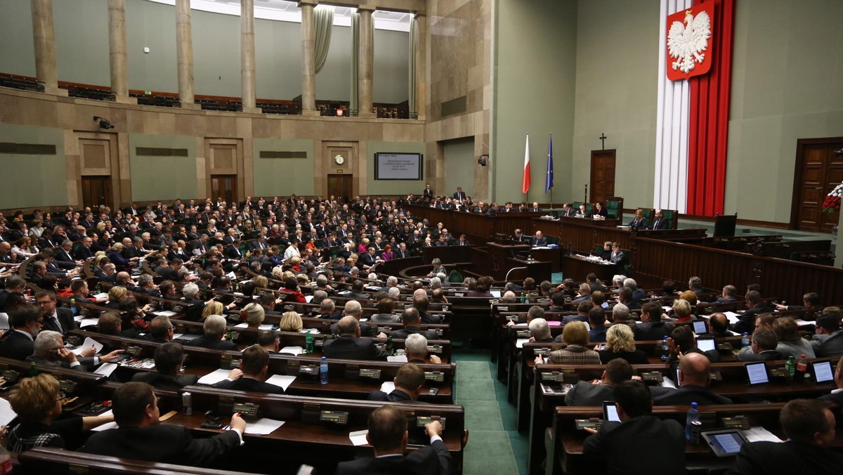 Sejm znowelizował w środę ustawę o systemie zarządzania emisjami gazów cieplarnianych. Zmiany mają usprawnić finansowanie zielonych inwestycji w Polsce ze sprzedaży jednostek emisji gazów cieplarnianych.