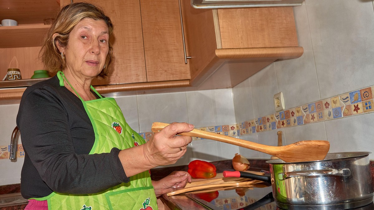 Dva dana pripremala gozbu za sina i njegovu porodicu, a onda je dobila rečenicu od snaje koja je razbesnela (Ilustracija)