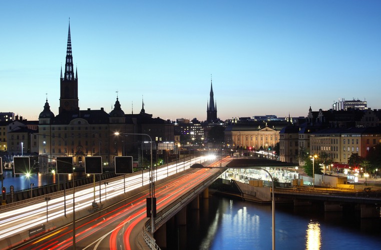 Pierwszą dziesiątkę państw o największej efektywności służby zdrowia zamyka Szwecja. Chociaż skandynawska ochrona zdrowia jest powszechnie uważana za najlepszą w Europie, wysokie koszty plasują ją w rankingu poniżej hiszpańskiej czy włoskiej. Roczny koszt ochrony zdrowia w Szwecji to 9,6 proc. PKB per capita. Szwedzka służba zdrowia podzielona jest na 6 regionów, które odpowiadają za współpracę z wojewódzkimi służbami zdrowia oraz za specjalne, wysoko wyspecjalizowane usługi. Średnia ilość łóżek szpitalnych należy do najniższych wśród państw OECD i jest odzwierciedleniem trendów panujących w nowoczesnej ochronie zdrowia. Natomiast średnia ilość specjalistów przypadających na osobę jest jedną z najwyższych w Europie.