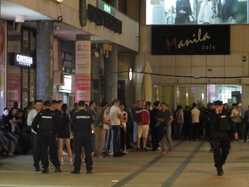 Policijski uviđaj ispred kluba "Manila" u Nišu