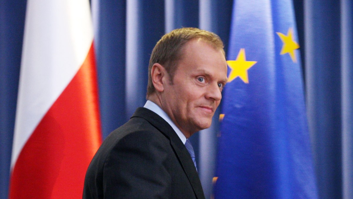 Donald Tusk będzie dziś gościem programu TVP info "Młodzież kontra". Program nie będzie jak zwykle nagrywany na żywo. Premier zażyczył sobie wcześniejszego nagrania - na wypadek gdyby coś nie wypaliło.