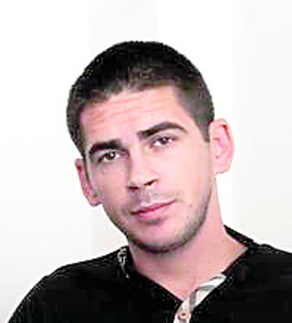 Jugoslav Cvetanović rođeni je brat Pitbula, osuđenog za ubistvo Nikole Bojovića. Cvetanović je ubijen sa 30 metaka u haustoru