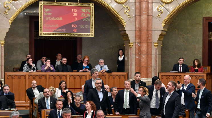 Hétfőn sípolással zavarták az ellenzéki képviselők a Parlament ülését / MTI/Máthé Zoltán