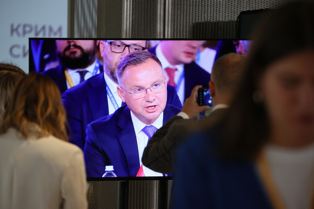 Prezydent RP Andrzej Duda (na ekranie) podczas udziału w obradach Inauguracyjnego Szczytu Platformy Krymskiej w Kijowie