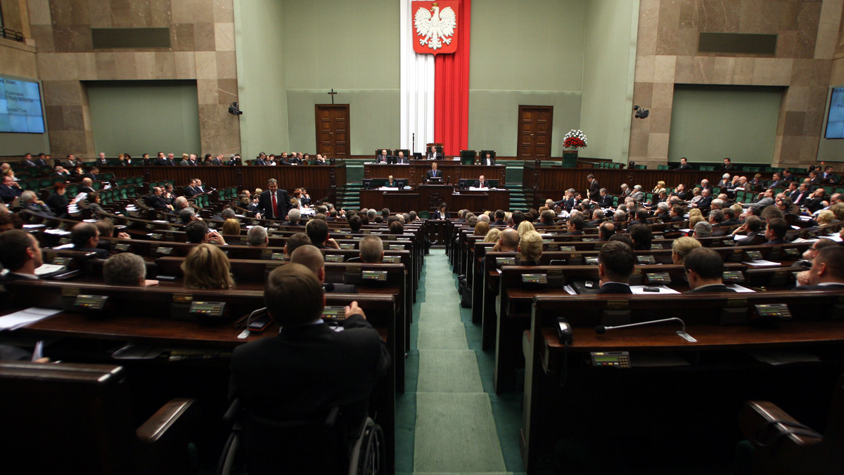 Głosami PO, PSL i Lewicy Sejm odrzucił prezydenckie weto ws. "pomostówek". 285 było za odrzuceniem weta, przeciw było 160 posłów. Większość potrzebna do odrzucenia to 276. Nikt nie wstrzymał od głosu.