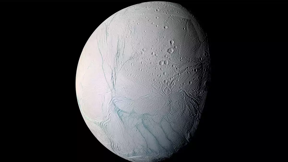 Enceladus to jeden z ponad stu księżyców Saturna