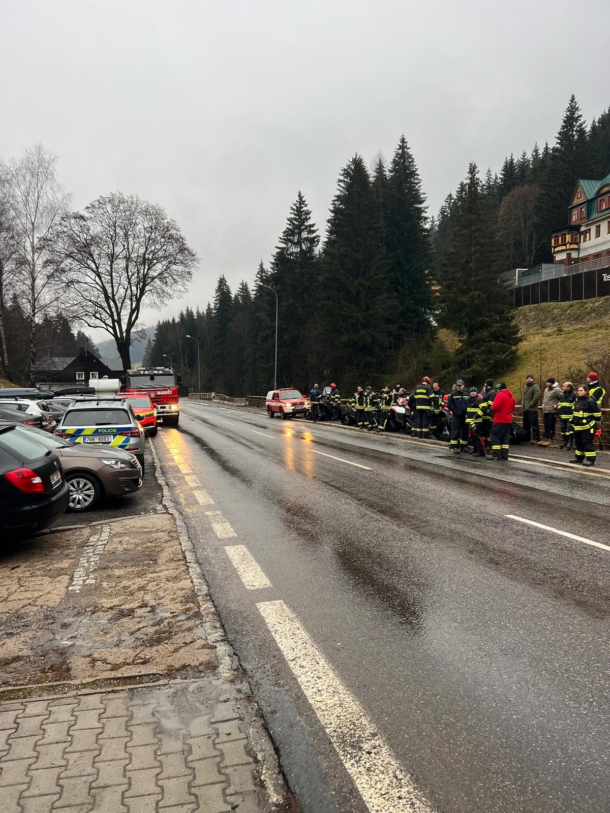 Polícia pátrala po Jane a trojročnom synčekovi. 