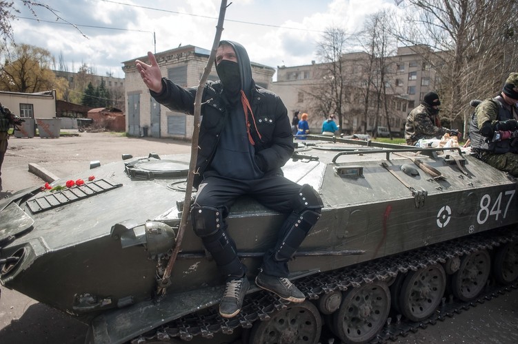 Jednym z głównych problemów ukraińskiej władzy jest to, że tłumiąc katalizowaną z Rosji rebelię, musi się opierać na miejscowych, niechętnych wobec niej elitach. Większość merów miast w Zagłębiu Donieckim stanowią przedstawiciele Partii Regionów. Gubernatorem Ługańska jest np. Mychajło Bołotśkych, wysoki urzędnik państwowy w czasach Janukowycza.