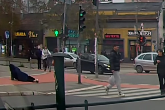 (VIDEO) Snimak iz Novog Sada napravio HAOS na mrežama: Biciklista namerno obara ženu pešaka, ali je drvlje i kamenje poletelo i ka njoj