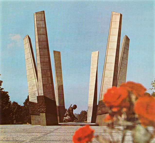 Pomnik Chwała Saperom - zdjęcie (skan) pochodzi z albumu "Warszawa" wyd. "Sport i turystyka" 1981