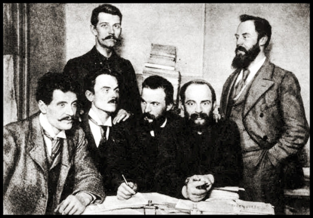 Delegaci PPS na kongres II Międzynarodówki. Londyn 1896. Siedzą od lewej: Ignacy Mościcki, Bolesław Jędrzejowski, Józef Piłsudski, Aleksander Dębski. Stoją: Bolesław Miklaszewski, Witold Jodko-Narkiewicz