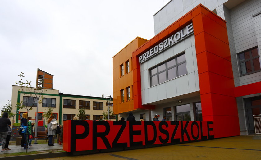 Koronawirus: olbrzymie kolejki przed przedszkolami w całej Polsce