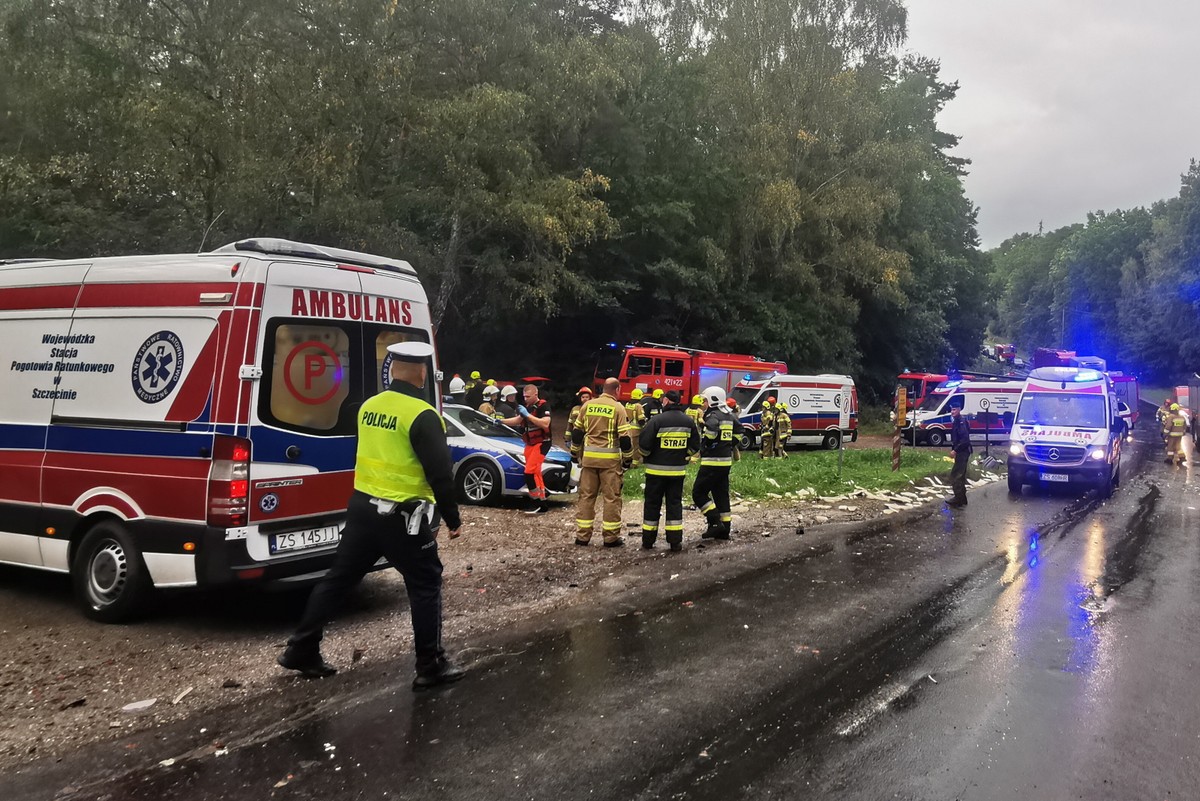 Konotop. Miejsce zderzenia pojazdu ciężarowego oraz busa